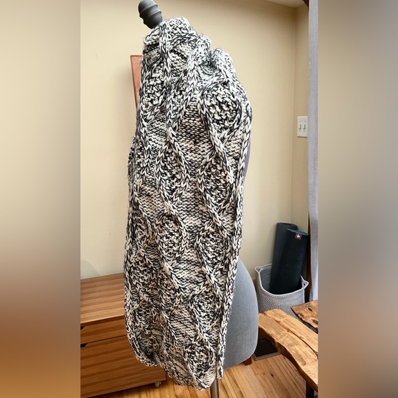 Loft chunky cream and black scarf - Picture 2 of 10